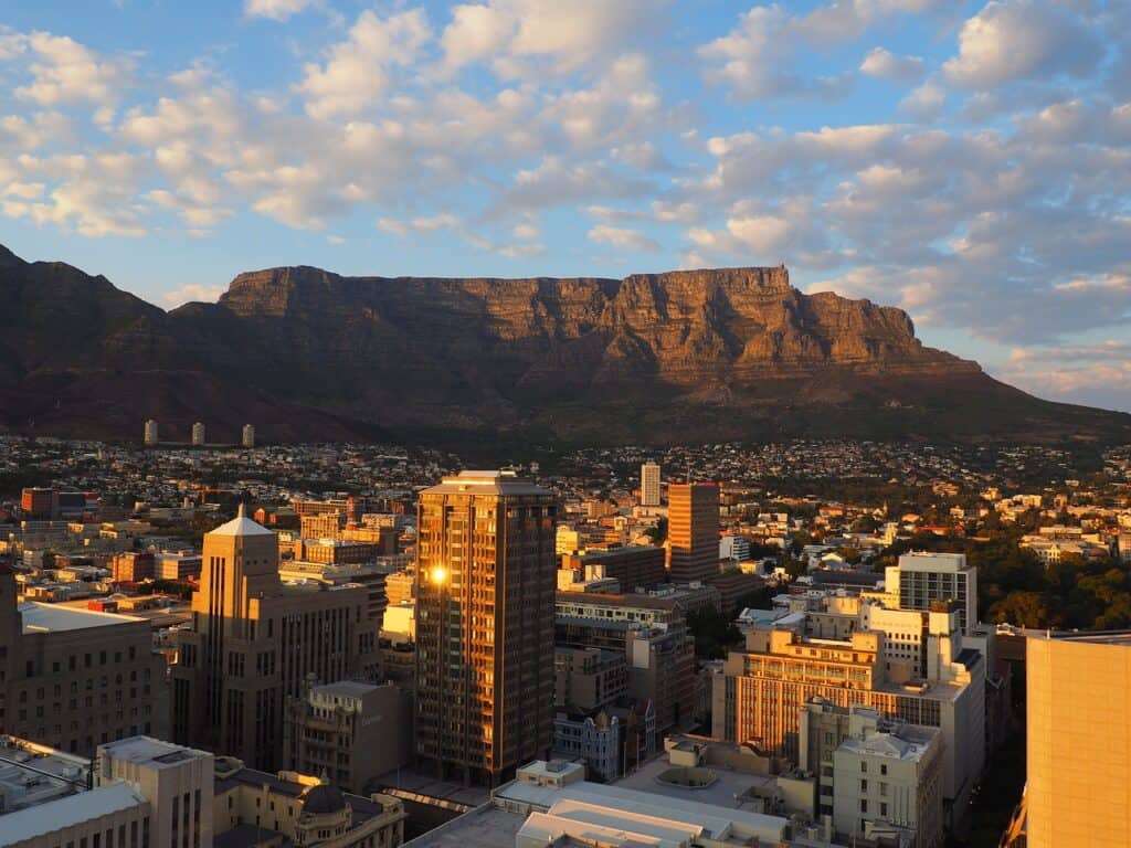 Panoramic view of Table Mountain in Cape Town under clear November skies, perfect for outdoor activities.