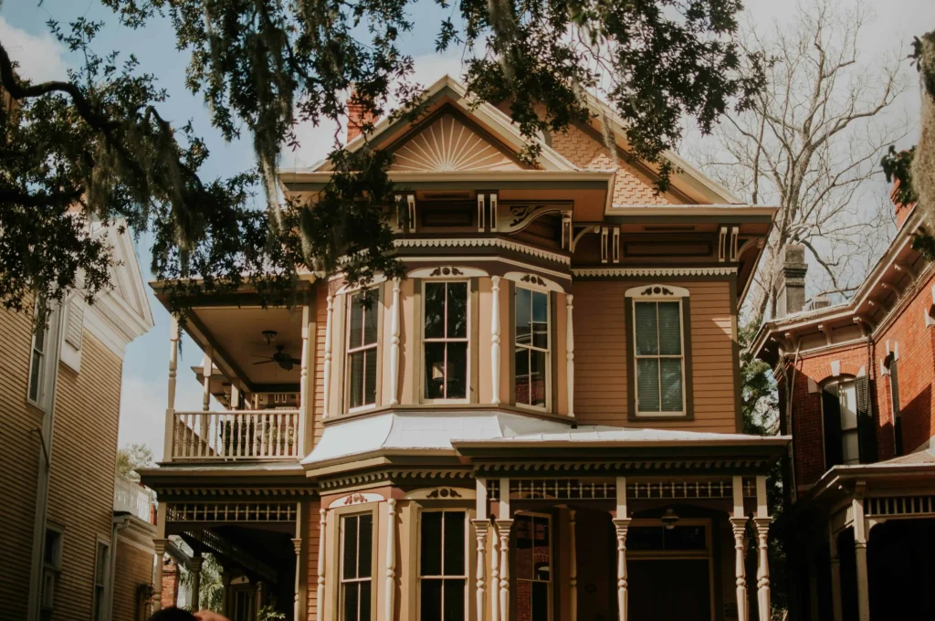 Best places to travel in the US in January: A charming historic home adorned with intricate architectural details in Savannah, Georgia, surrounded by Spanish moss-draped trees and a serene Southern atmosphere.